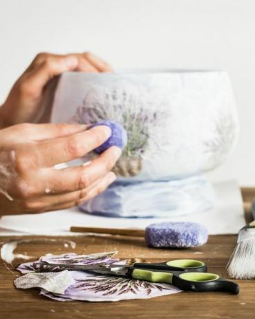 dekupaj sanatçısı atölyesi makas, sünger, boya fırçası, kalemler ve lavanta desenli bir vazoyu süsleyen bir hobicinin boya elleri