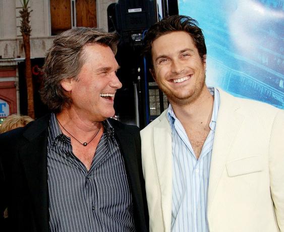 kurt russell ve oliver hudson, poseidon los angeles galası sırasında hollywood, kaliforniya, amerika birleşik devletleri'ndeki graumanis çin tiyatrosuna gelişleri sırasında fotoğraf jon kopalofffilmmagic