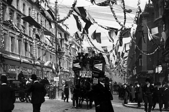 haziran 1902, kraliçe victoria caddesinde edward vii'nin taç giyme töreni süslemeleri, londra fotoğrafı londra stereoskopik şirketi hulton arşivi getty görüntüleri