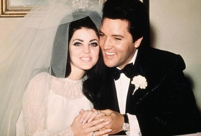 Orijinal başlık Las Vegas, Neverertainer, Elvis Presley, 1 Mayıs 1967'deki düğünlerinin ardından eski priscilla ann beaulieu gelini ile yanak yanağa oturuyor