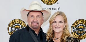 nashville, tennessee 16 ekim garth brooks ve trisha yearwood, country music hall of 2022 madalyon törenine katıldı 16 Ekim 2022'de Nashville, Tennessee'de Şöhret ve Müze müze