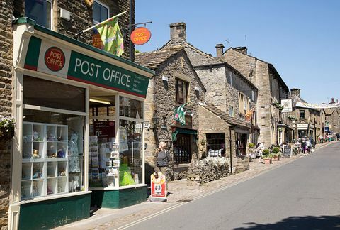 Grasington'daki işlek ana cadde, yorkshire dales milli parkı, ingiltere, ingiltere coğrafya fotoğraflarına göre fotoğraf getty görüntüleri aracılığıyla evrensel görüntüler grubu