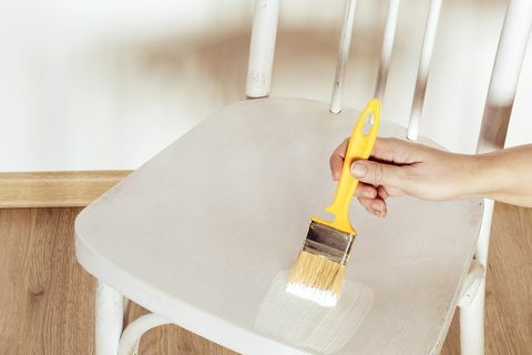 eski bir sandalyeyi boyamak