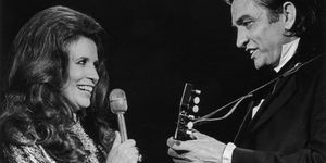 Johnny Cash ve June Carter Cash birlikte performans sergiliyor