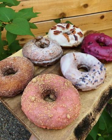 Whitefish, Montana'daki farmhouse Inn Kitchen'da huckleberry donuts