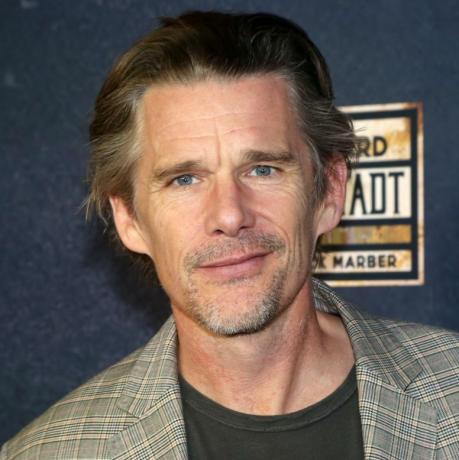 Ethan Hawke, 2 Ekim 2022'de New York'ta Longacre Theatre'da Broadway'de Yeni Tom Stoppard Oyunu Leopoldstadt'ın Açılış Gecesinde Poz Veriyor Fotoğraf: Bruce Glikaswireimage