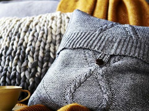 Hardal battaniyesi düğmesi ile gri yastık