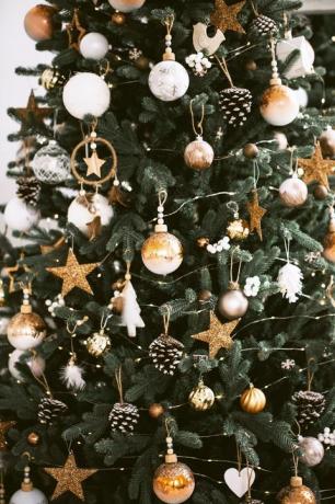 baubles ve ışıklarla süslenmiş noel ağacı yeni yıl kutlama konsepti kopyalama alanı