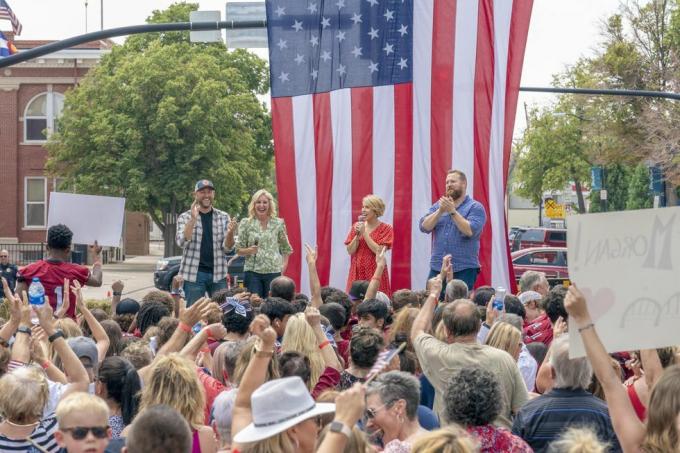 Memleketi ele geçirirken görüldüğü gibi, Ben ve Erin Napier, Colorado, Fort Morgan şehir merkezinde ortakları Dave ve Jenny Mars ile bir fotoğraf için poz veriyor