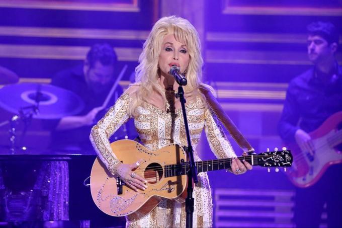 Dolly Parton sahnede şarkı söylüyor