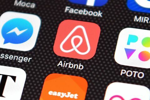 Cep telefonunda Airbnb uygulaması