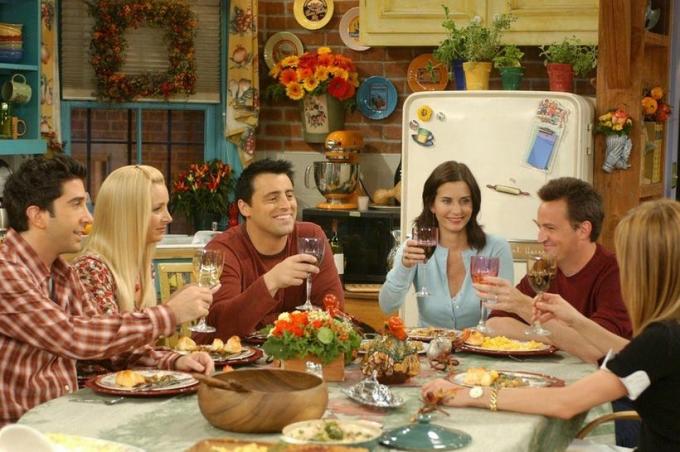 TV şovundan Ross, Phoebe, Joey, Monica, Chandler ve Rachel masanın etrafında toplanmış, kadeh kaldırarak kadeh kaldırıyorlar.
