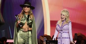 lainey wilson, 58. country müzik akademisi ödüllerinde sahnede Dolly Parton'dan yılın kadın sanatçısı ödülünü aldı