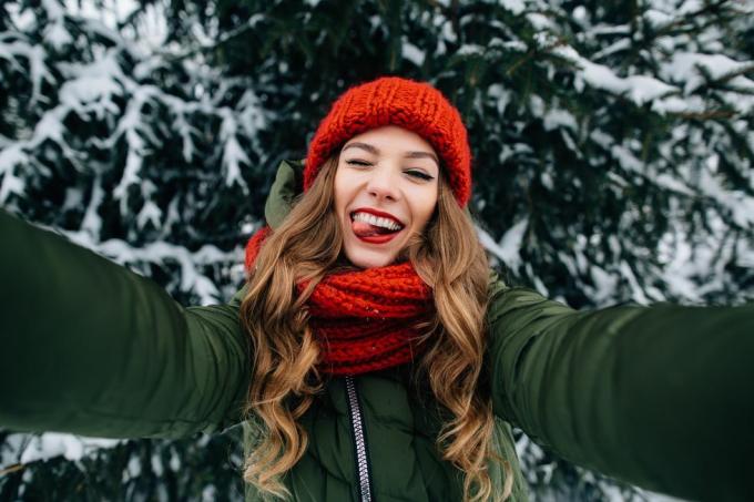 Kız komik kış selfiesi çekiyor