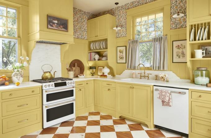 sarı ingiliz esintili çiftlik evi mutfağı