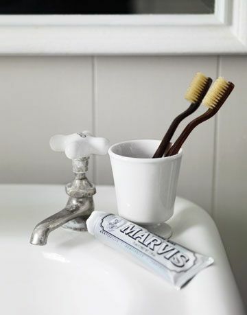 bir musluk ve diş fırçası tutucu kapat