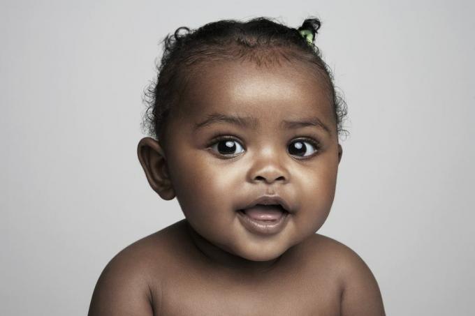 6 ila 9 aylık kız bebek gülümsüyor, portre
