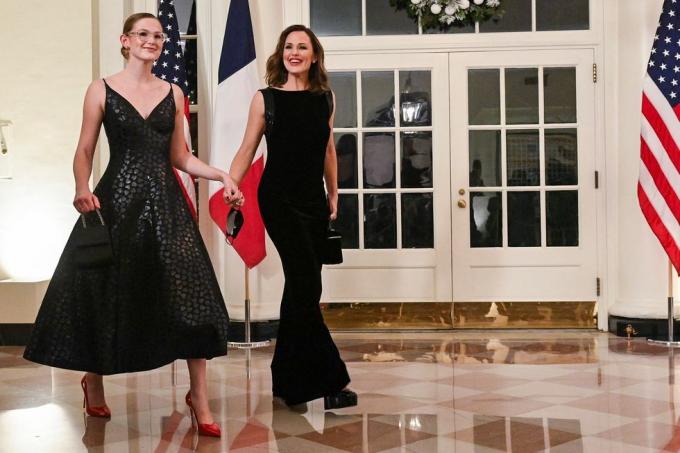 ABD'li aktris Jennifer Garner ve kızı Violet Affleck, Fransızlar onuruna düzenlenen bir devlet yemeğine katılmak üzere Beyaz Saray'a geldi. başkan emmanuel macron, 1 aralık 2022'de washington dc'de Görüntüler