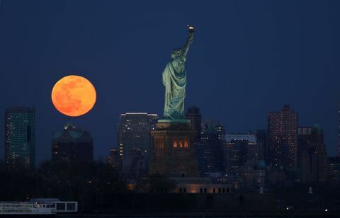 New York'ta Süper Solucan Ay Yükseliyor