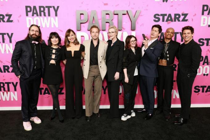 los angeles, california 22 şubat l r martin starr, zoë chao, jennifer garner, ryan hansen, jane lynch, megan mullally, ken marino, tyrel jackson williams ve james marsden starzs party down 3. sezonunun kırmızı halı prömiyeri 22 Şubat 2023'te los angeles, california'da regency bruin tiyatrosunda matt winkelmeyergathe hollywood muhabiri via getty Görüntüler