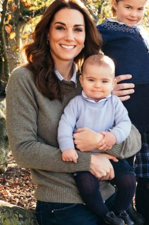 Prens Louis, 2018 Kraliyet Ailesi Noel Kartında Kate Middleton'ın Elini Tutuyor
