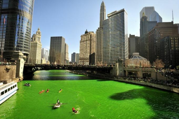 st patrick gününde chicago nehrini yeşile boyamak