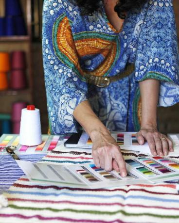 Pedallı tezgahlarla mekik kullanılarak oluşturulan tekstillerin oaxaca'da uzun bir geleneği var, Meksika'daki pedallı tezgahlar elektrik kullanmadıkları için karbon ayak izi bırakmıyor
