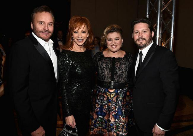 phoenix, az mart 28 lr tv yapımcısı narvel blackstock, şarkıcılar reba mcentire, kelly clarkson ve brandon blackstock muhammad alis ünlü dövüşüne katıldı gece xxi jw marriott'ta phoenix Desert ridge resort spa 28 Mart 2015'te phoenix, arizona'da fotoğraf: michael bucknergetty ünlülerin dövüşü için resimler gece