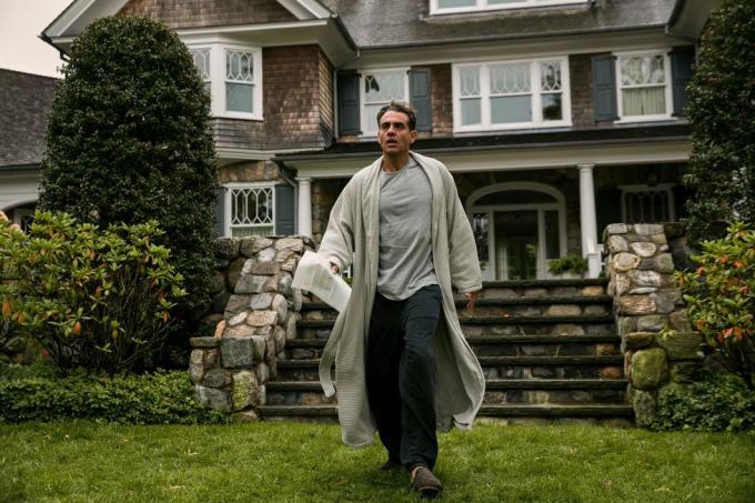 bobby cannavale evin önündeki çimenlikte pijamasıyla yürüyen gözcü rolünde