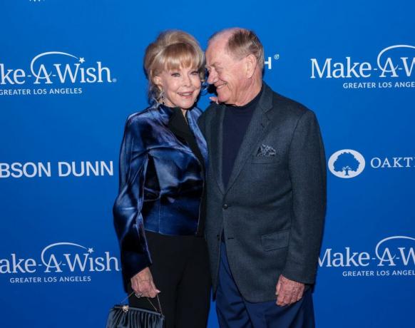 Hollywood, Kaliforniya 19 Kasım lr Barbara Eden ve Jon Eicholtz, tarafından sunulan 2022 Daha Büyük Bir Dilek Tut galasına katıldı Gibson Dunn, 19 Kasım 2022'de Hollywood, Kaliforniya'da Paramount Studios'ta, fotoğraf: Tiffany Rosegetty, bir dilek tutmak için görüntüler daha büyük la