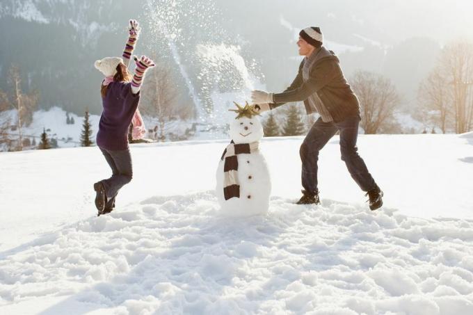 kardan adam yapan ve karda oynayan çift