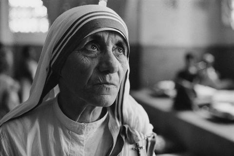 Rahibe Teresa'nın gökyüzüne bakan rahibe alışkanlığının yakın çekimi