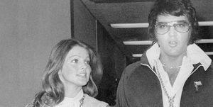 elvis ve priscilla presley mahkeme salonundan ayrılıyor