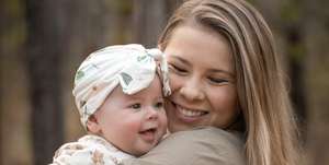 bindi irwin ve bebeği Grace sarılıyor