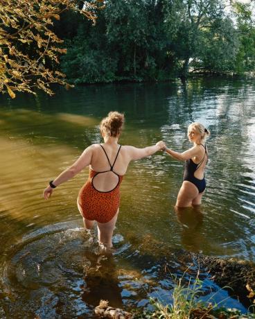 İngiltere, Buckinghamshire, Hurley, Thames Nehri'nde çılgınca yüzen kadınlar