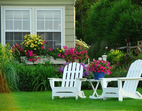 Beyaz çim sandalye ile ev