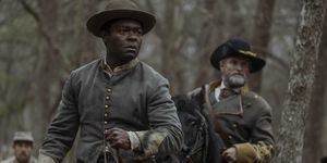 david oyelowo, bass reeves rolünde ve shea whigham, lawmen bass reeves'te george reeves rolünde, bölüm 1, sezon 1, paramount'ta yayınlanıyor, 2023 fotoğraf kredisi emerson millerparamount