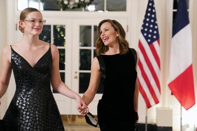 Aktris Jennifer Garner ve kızı Violet, Fransa Cumhurbaşkanı Emmanuel Macron'un Beyaz Saray'a verdiği resmi akşam yemeği için Beyaz Saray'a geldi. 1 Aralık 2022'de Washington, DC'deki ev resmi devlet ziyareti, biden yönetimi için ilk fotoğraf, nathan howardgetty Görüntüler