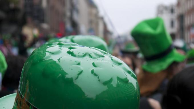 dublin'deki st patrick günü geçit töreni sırasında sokakta yeşil şapkalı bir kalabalık
