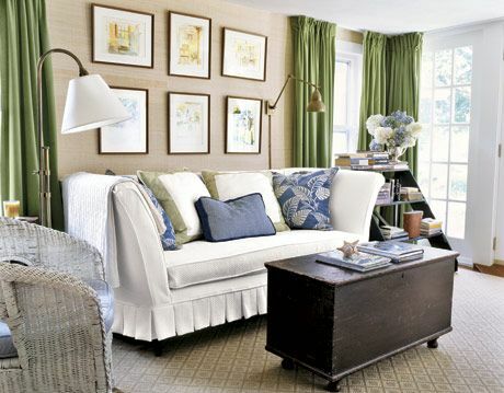 beyaz kanepe ve yeşil perdeler oturma odası