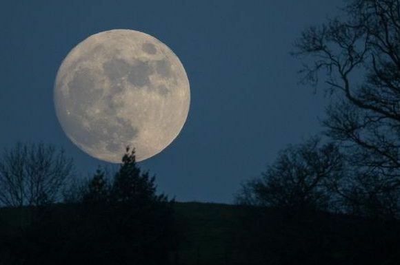 Wolf Moon, meteoroloji ofisinin şiddetli hava uyarıları öncesinde Glastonbury üzerinde yükseliyor