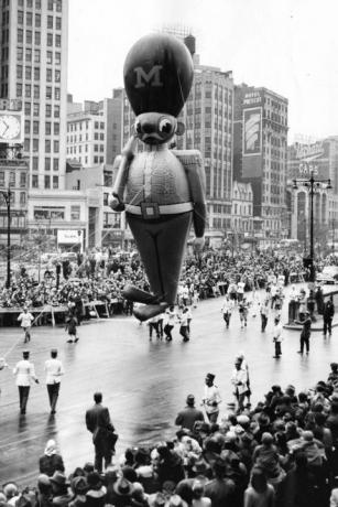 1950 macy Şükran günü geçit töreninde oyuncak asker balonu