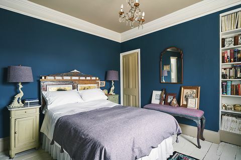 annie sloan'ın oxford evinde karamsar mavi ve mor yatak odası