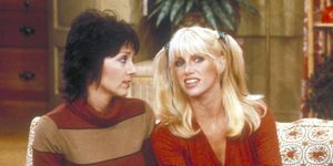 Joyce Dewitt, Janet Wood rolünde ve Suzanne Somers, Three's Company'deki sahnede Chrissy Snow rolünde 1979