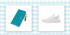 deniz mavisi fermuarlı duvar ayakkabısı ve mavi beyaz zemin üzerine beyaz adidas tenis ayakkabısı