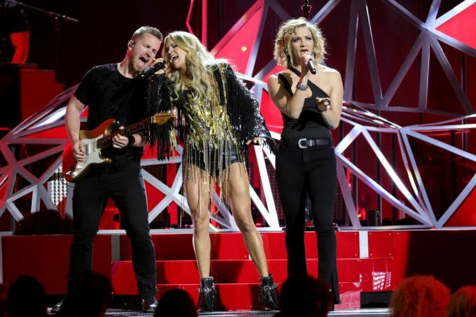 carrie underwood 9 kasım 2022'de nashville, tennessee'de bridgestone arena'da düzenlenen 56. yıllık cma ödüllerinde sahnede performans sergiliyor photo by michael loccisanogetty resimler