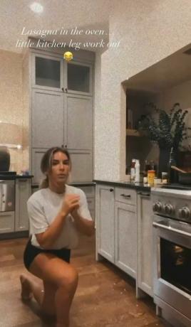 jessie james decker yemek kitabından lazanya tarifi pişirirken mutfakta hızlı bacak egzersizi yapıyor