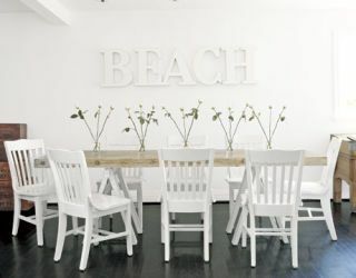 gayri resmi yemek odası katlanır sandalye ve plaj duvar beyaz harflerle