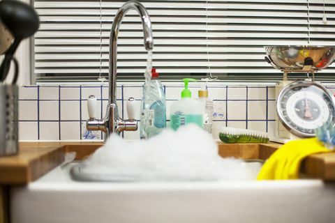 Mutfak musluk suyu lavabo içine çalışan sol