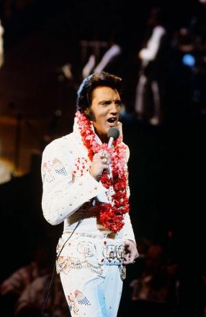 hawaii'den elvis aloha, elvis presley'i honolulu'daki honolulu uluslararası merkezinde canlı bir performans sırasında resmetti, 14 Ocak 1973'te hawaii, nbc özel fotoğrafı için, gary nullnbcu photo banknbcuniversal via getty images via getty Görüntüler